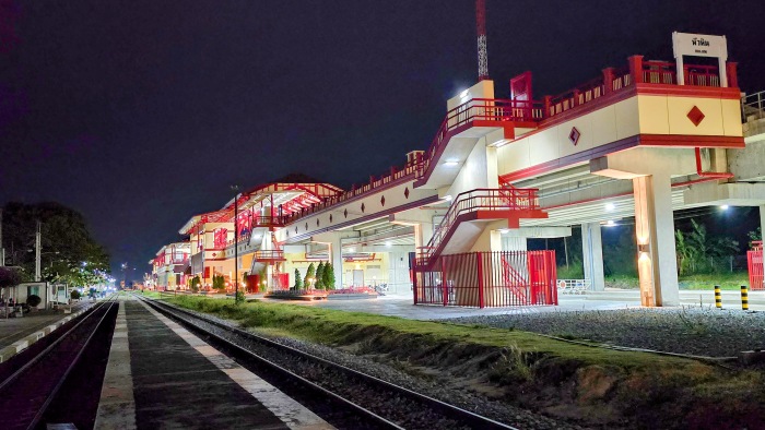 Moderne Bahnhofshalle in Hua Hin mit betriebsbereiten Rolltreppen und Aufzügen, im Hintergrund wartende Fahrgäste. Foto: DER FARANG/Rügsegger