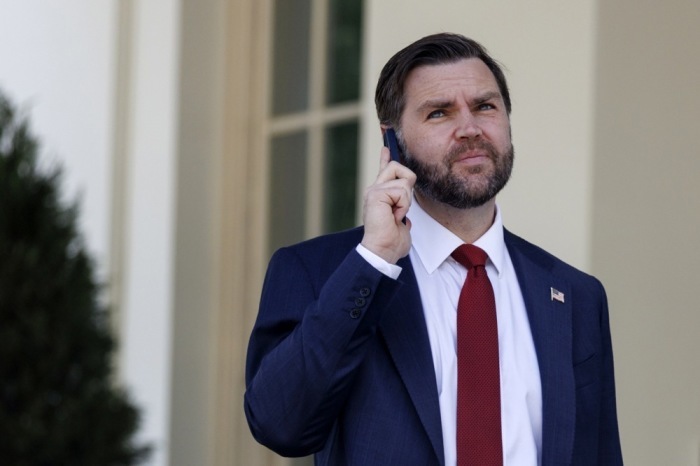 US-Vizepräsident JD Vance telefoniert nach der Vereidigung von Colin McDonald im Eisenhower-Gebäude in Washington. Foto: EPA/Will Oliver/pool