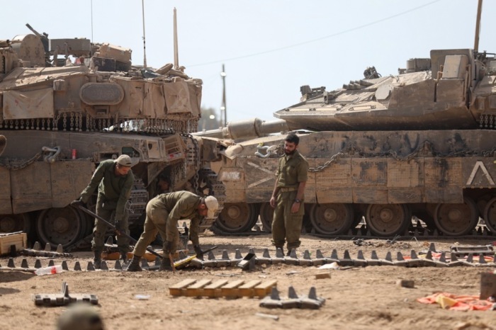 Isrealische Soldaten kontrollieren Panzer, nachdem sie sich aus dem südlichen Gazastreifen zurückgezogen haben. Foto: epa/Atef Safadi
