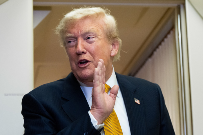 Präsident Donald Trump spricht nach der Landung auf dem Stützpunkt der US-Luftwaffe bei der RAF Mildenhall an Bord der Air Force One mit Reportern. Foto: Alex Brandon/Ap Photo/dpa