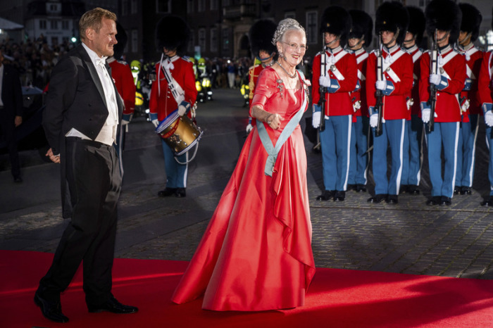 Königin Margrethe II. kommt zu einer Gala-Veranstaltung im Königlichen Theater anlässlich des 50. Jahrestages ihrer Thronbesteigung. Foto: Ida Marie Odgaard/Ritzau Scanpix Foto/ap/dpa