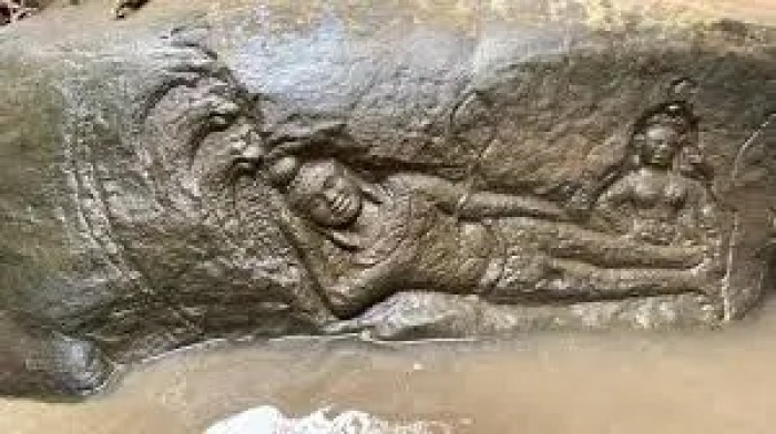 Das antike Narayana-Basrelief wird nur während der Trockenzeit im Flussbett des Lam Dom Yai sichtbar. Bild: NBT World