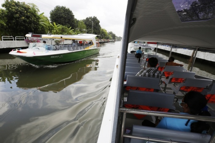 Der Khlong Phasi Charoen soll als Pilotstrecke für Schulboote und Wassertaxis dienen. Archivbild: epa/Narong Sangnak