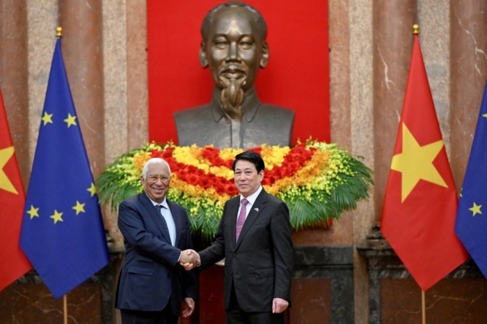 EU-Ratspräsident António Costa begrüßt Vietnams Präsidenten Luong Cuong bei einem Treffen im Präsidentenpalast in Hanoi. Foto: epa/Nhac Nguyen / Pool