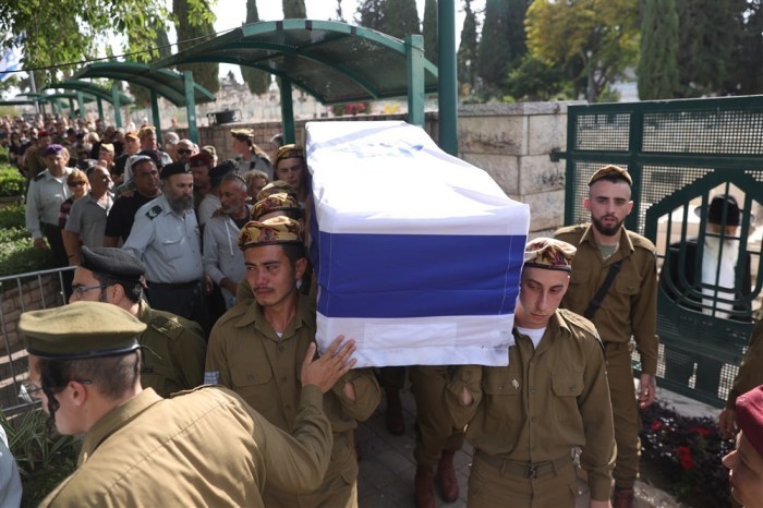 Israelische Soldaten tragen den Sarg der israelischen Soldatin Lia Ben-Nun, die bei einem Schusswechsel an der Grenze zu Ägypten getötet wurde, während der Beerdigung auf dem Militärfriedhof in Rishon LeZion. Foto: epa/Abir Sultan