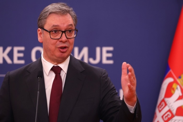 Serbiens Präsident Aleksandar Vucic spricht sehr kurz bei Pressekonferenz in Belgrad nach einem Treffen mit Aserbaidschans Präsident Ilham Aliyev Foto: epa/Andrej Cukic