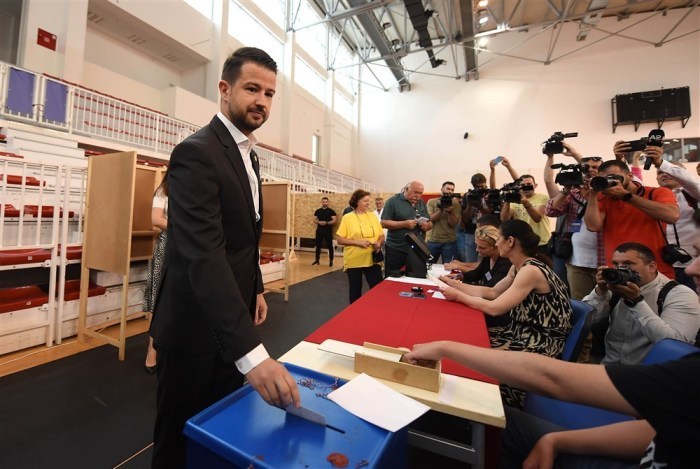 Montenegros Präsident Jakov Milatovic gibt während der Parlamentswahlen in Podgorica seine Stimme ab. Foto: epa/Boris Pejovic