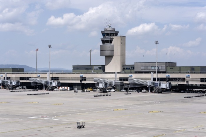 Reisende am Flughafen Zürich können seit Freitag wieder mehr Flüssigkeiten im Handgepäck mitführen. Foto: epa/Gaetan Bally