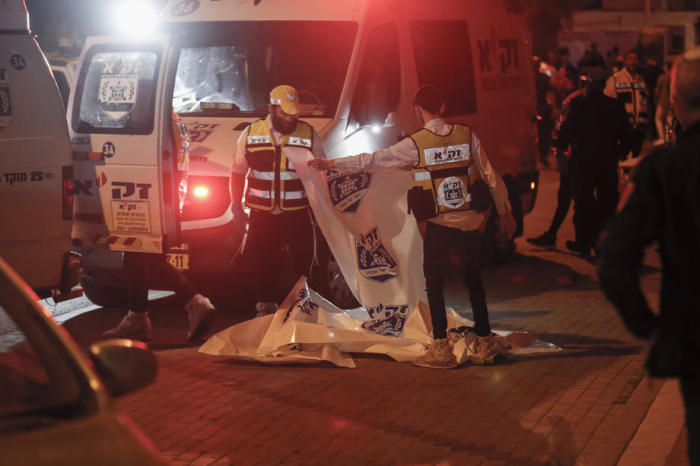 Israels Sanitäter am Tatort eines Messerangriffs durch einen Palästinenser in der ultraorthodoxen Stadt Elad in der Nähe von Tel Aviv. Foto: epa/Atef Safadi