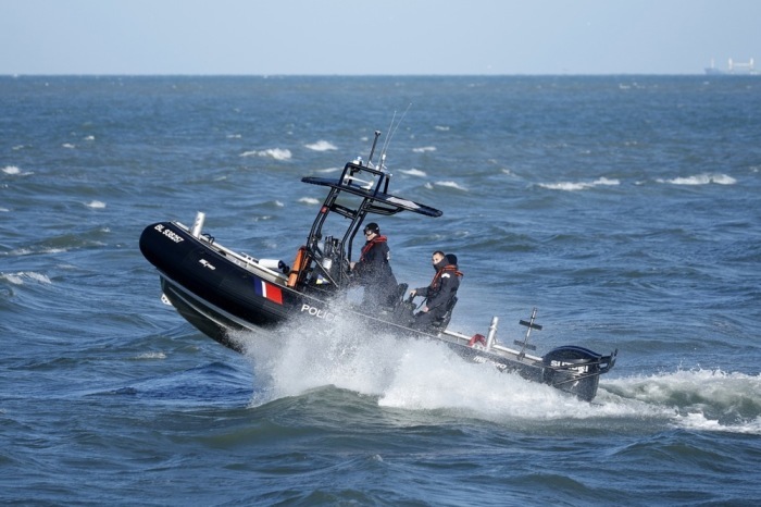 Polizeikräfte patrouillieren mit Booten in Calais. Foto: epa/Yoan Valat