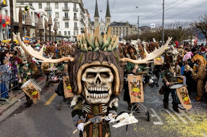 Beim Fritschi-Umzug am Fetten Donnerstag in Luzern ziehen kostümierte Feiernde durch die Strassen. Archivfoto: epa/PHILIPP SCHMIDLI