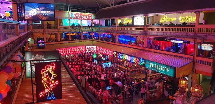 Blick von der zweiten Etage in den Innenhof der Nana Plaza: grelle Neonreklamen, volle Bierbänke und internationale Gäste prägen Bangkoks bekanntestes Rotlichtzentrum. Foto: Jahner