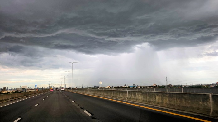 Dunkle Regenwolken über einer Schnellstraße in Bangkok, der Wetterdienst warnt vor weiteren Unwettern. Foto: Rüegsegger