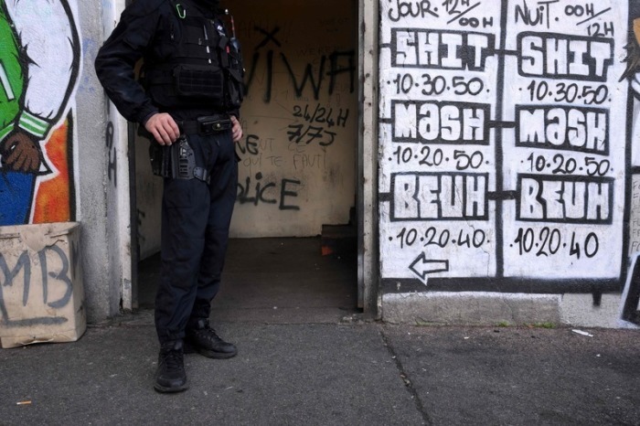 Ein Polizeibeamter steht neben einer Drogenkarte an einem Handelsplatz im Wohnprojekt Maison-Blanche im Norden von Marseille. Foto: Nicolas Tucat/3p-afp/dpa