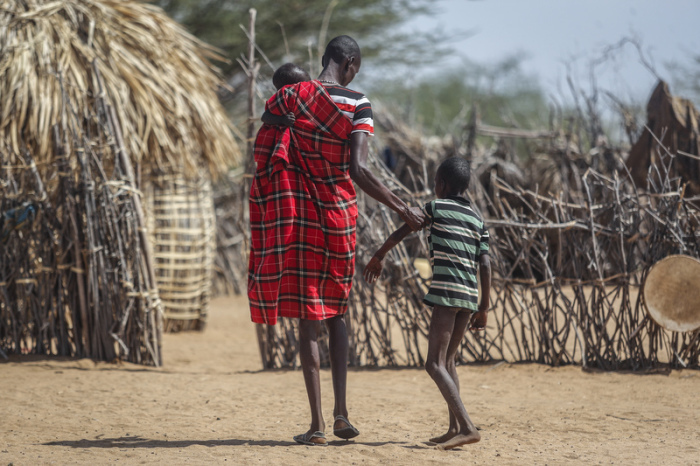 Ein Vater hilft seinem unterernährten Sohn beim Gehen in der Nähe ihrer Hütte in dem Dorf Lomoputh im Norden Kenias. Foto: Brian Inganga
