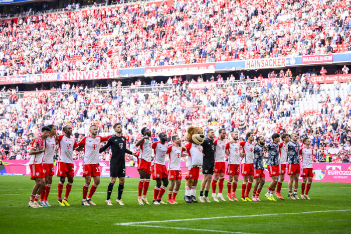 ie Spieler des FC Bayern München bedanken sich nach dem Spiel bei den Fans für die Unterstützung und jubeln. Foto: Tom Weller/dpa