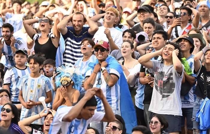 Fans der argentinischen Nationalmannschaft jubeln während des Spiels gegen Polen in der Gruppe C der Fußball-Weltmeisterschaft 2022 in Katar. Foto: epa/Matias Martin Campaya