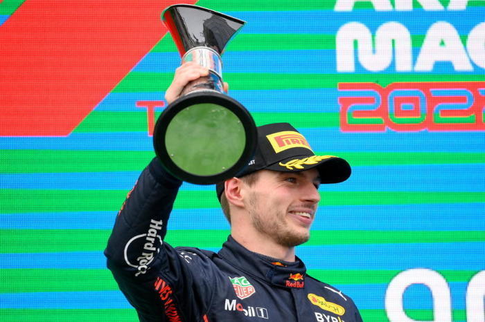 Red Bull Racing-Pilot Max Verstappen aus den Niederlanden feiert mit der Trophäe auf dem Podium nach seinem Sieg beim Formel-1-Grand Prix von Ungarn. Foto: epa/Zsolt Czegledi