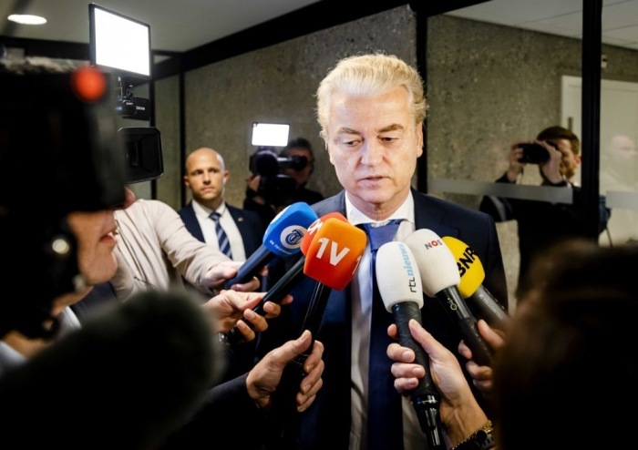 Geert Wilders von der niederländischen Partei PVV spricht zu den Medien, als er zur Debatte über den Abschlussbericht des Informanten Ronald Plasterk in Den Haag eintrifft. Foto: epa/Sem Van Der Wal