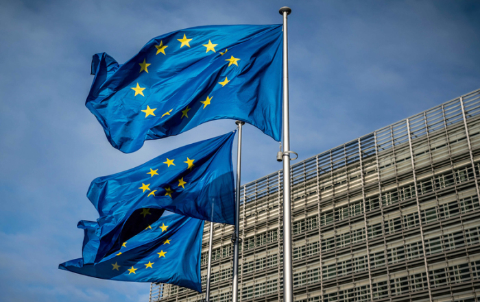 Europaflaggen wehen vor dem Sitz der Europäischen Kommission. Foto: Michael Kappeler/dpa
