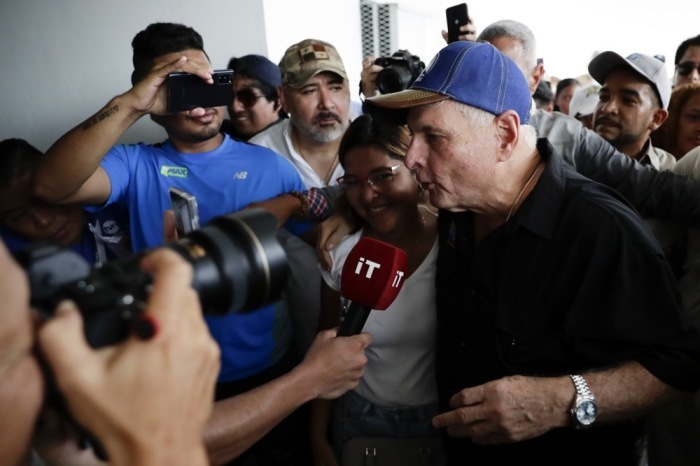 Panamas ehemaliger Präsident Ricardo Martinelli (R) in Panama-Stadt. Foto: epa/Bienvenido Velasco