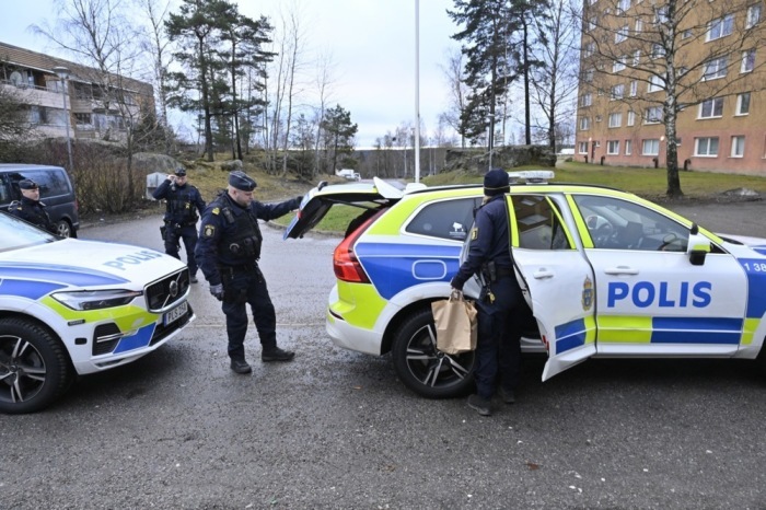 Polizei am Tatort einer Schießerei in Hovsjo in Södertälje. Foto: epa/Jonas Ekstromer