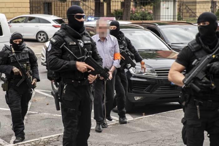 Juraj Cintula wird in Banska Bystrica von der Polizei zum Prozess wegen des Attentats auf Premier Fico geführt. Foto: epa/Jakub Gavlak