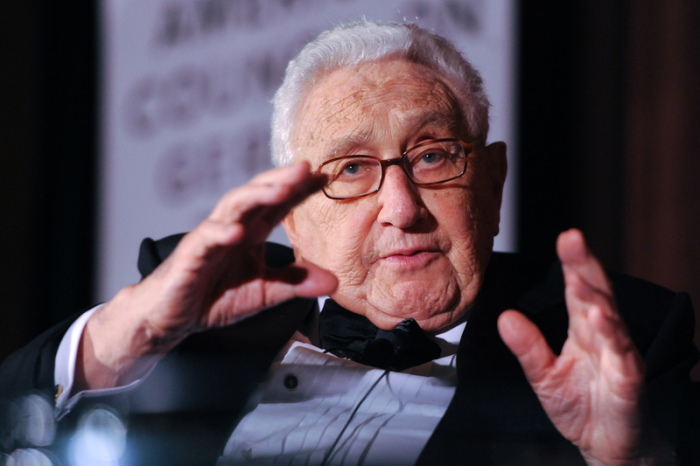 Der ehemalige Außenminister der USA, Henry Kissinger, spricht bei einem Abendessen mit der deutschen damaligen Verteidigungsministerin von der Leyen im American Council on Germany (ACG) in New York. Foto: Britta Pedersen/dpa-zentralbild/dpa