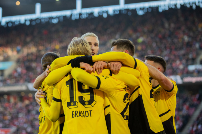 Die Dortmunder freuen sich über das Tor zum 1:0. Foto: Rolf Vennenbernd/dpa