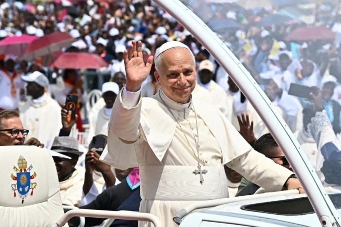 Papst Leo XIV. (Mitte) trifft ein, um auf der Esplanade von Saurimo eine Heilige Messe zu zelebrieren. Foto: epa/Luca Zennaro