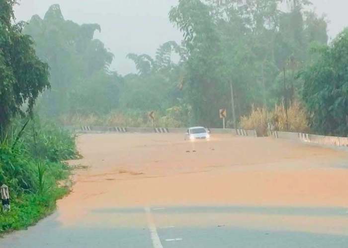 Eine überflutete Straße in Ban Song Phi Nong im Bezirk Chiang Khong ist nach starken Regenfällen nur noch eingeschränkt passierbar. Bild Radio Chiang Rai PRD