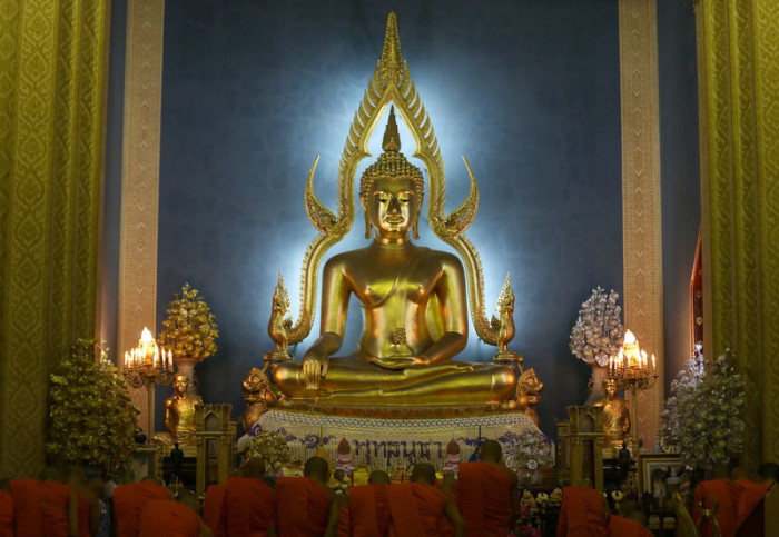 Thai-buddhistische Mönche beten vor einer Buddha-Statue im Inneren des Wat Benchamabopitr oder The Marble Temple, um den Buddha-Tag in Bangkok zu feiern. Foto: epa/NARONG SANGNAK