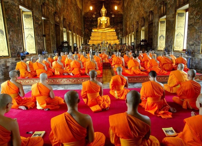 Thai-buddhistische Mönche singen vor einem goldenen Buddha-Bildnis zur Feier des Asanha-Bucha-Tages im Suthat-Tempel. Archivfoto: epa/NARONG SANGNAK