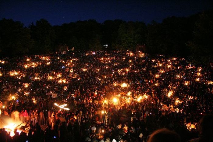 Bild der Menschenmenge in der Walpurgisnacht auf der Thingstätte auf dem Heiligenberg in Heidelberg. Foto: Wikipedia