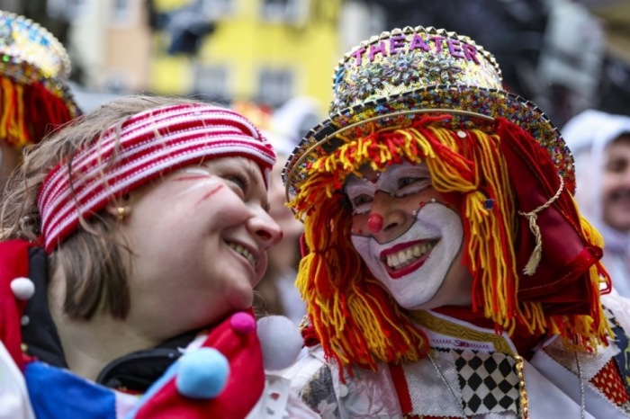Der traditionelle Karneval in Köln an Weiberfastnacht oder am Fetten Donnerstag. Foto: epa/CHRISTOPHER NEUNDORF