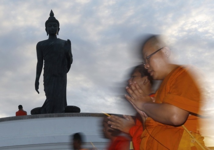 Gläubige Buddhisten umrunden betend das Gelände von Buddhamonthon zum Beginn der buddhistischen Fastenzeit Khao Phansa. Foto: EPA/NARONG SANGNAK