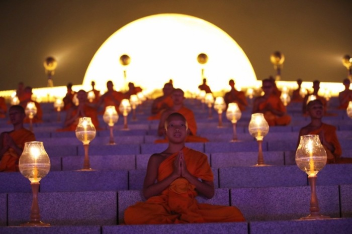 Thailändische buddhistische Novizenmönche singen während der religiösen Zeremonie des Laternenanzündens zur Feier des Makha Bucha Tages im Wat Phra Dhammakaya Tempel in der Provinz Pathum Thani. Foto: epa/RUNGROJ YONGRIT