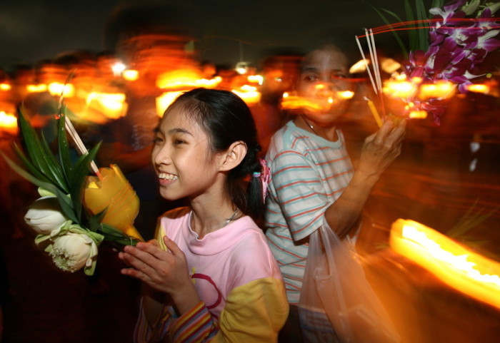 Thais feiern den Makha-Bucha-Tag.