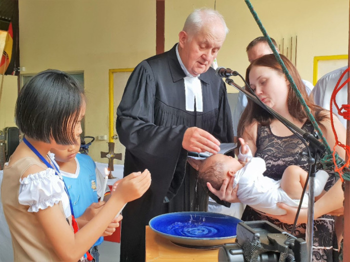 Pfarrer i. R. Friedrich Hehl besucht seine zukünftige Gemeinde in Pattaya. 