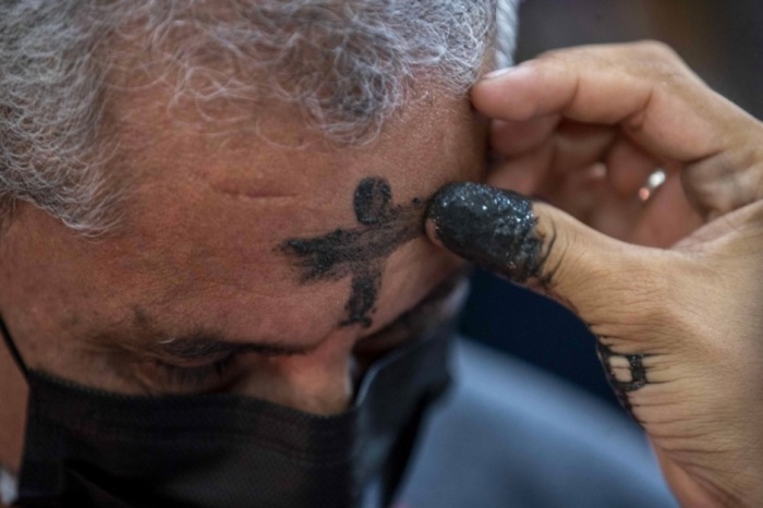 Einem Mann wird während der Messe zu Beginn der Fastenzeit in Managua das Aschenkreuz auf die Stirn gestreut. Foto: epa/Jorge Torres