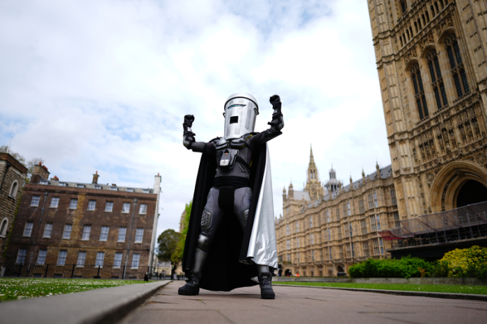 Kandidaten für die Wahl zum Bürgermeister von London, Count Binface, posiert vor dem Parlament in College Green, im Zentrum Londons. Foto: Aaron Chown/Pa Wire/dpa