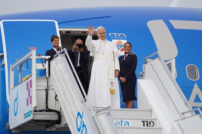 Papst Leo XIV winkt beim Abflug in Rom vor seiner Reise nach Afrika, die ihn unter anderem nach Algerien führt. Foto: epa/Telenews